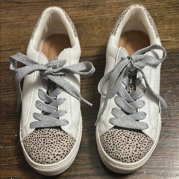 Universal Thread Sneakers - Picture 2 of 4